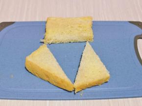 首先将吐司片从中间切开，一切二，之后再切出三角形，一块吐司片切了四块。