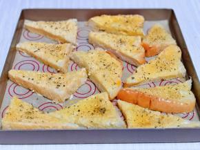 再撒上罗勒碎，白砂糖。(如果不喜欢罗勒碎也可以不加，换芝麻也可以)