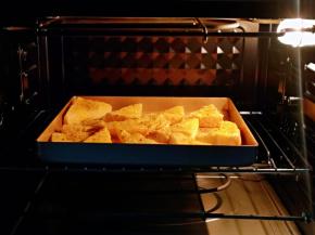 将烤盘入烤箱中层，上下180度烤15分钟。(时间及温度仅供参考)