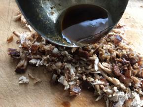 烤好后的馍要趁热吃，可以捞一块热的卤汁肉用刀剁碎