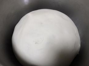 总水量的温水先取少量和酵母放在一起，不用搅拌让酵母自行溶解5分钟，温水最好是30度左右的，温度太高就会把酵母直接烫死了。面粉和其他原料倒进和面盆中，然后慢慢加入自醒好的酵母液，再把其余的温水也逐渐加入，合成一个光滑的面团，盖上保鲜膜夏季醒发15分钟，冬季醒发半个小时，这个时间是要根据实际温度而定的，我给出的都是参考时间，主要是看最后醒发的状态，一定记得要半发不是全发状态。