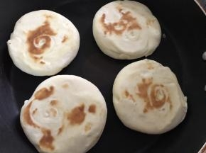 饼皮擀好后现在平底锅中把两面烙一下，表面微微泛黄就可以了
