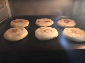 烤箱提前预热好上下火170度烤10分钟，如果喜欢饼皮更脆一点可以适度增加烘烤时间，这个就自己定吧！