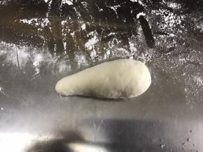 面团发好后，按75-100克一个分成面剂子，我这次做的是75克一个的，将面剂子揉圆后搓成水滴状