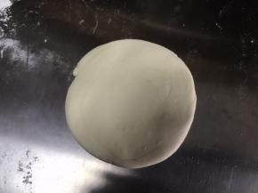 用手轻压一下面团，接着用擀面杖把面团擀成直径约10厘米的饼，因为是在家做没有那种专业的擀面杖，所以擀不成碗状的饼皮，这样也是不会影响口感的。