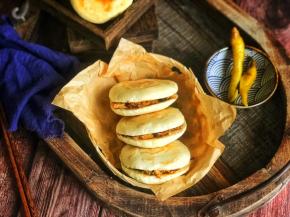 一款白吉馍夹肉就做好了。除了夹肉我还抹了蒜味酱，加了腌绿辣椒，吃起来更是来劲呀！