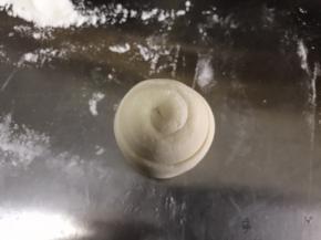 将卷好的面团立起来放，就是从上面能看到一圈一圈的卷边
