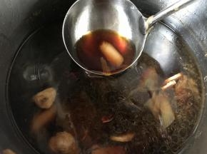 先说一下炖肉香料，我一般炖肉都会用到香叶、八角、花椒、白芷等，这个每家对香料的味道接受情况不一，所以我不强推我家的用料，但是主要用料就是这几种，（有的人不会配炖肉香料就在网上买十三香也可以，毕竟是家里自己吃，不是什么百年老店售卖用的）可以提前装在香料盒里备用。带皮猪肋条切成10-15厘米见方的块，葱姜蒜切好备用。锅中倒油凉油放冰糖，小火慢慢炒一个糖色，观察冰糖从融化到起大泡，慢慢变成小泡，稍一上色就把猪肉放进锅中，迅速翻炒让肉裹满糖色，这时候可以把生抽和老抽倒进锅中，目的是上色提香，把炒好糖色的猪肉倒进电饭煲中，加上没过肉的水量，葱、姜、蒜、香料盒，料酒（没有料酒的放白酒也可以的）还有醋都放进电饭煲或者高压锅中，电饭煲用炖肉档把肉炖熟，要是用高压锅炖开锅后转小火炖20分钟就行。