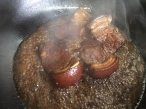 把肉放进汤中盖上锅盖，中小火收汤汁，等汤汁变粘稠了，这个卤汁肉就做好了。