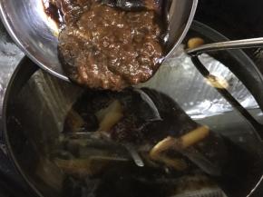 铁锅中盛上炖肉原汤汁，大约两碗的量，这个多一点少一点的没事，把甜面酱倒进肉汤中，搅匀后把肉汤大火煮开