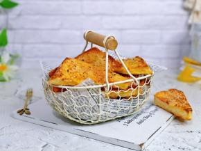 烤好后戴上隔热手套取出烤盘。