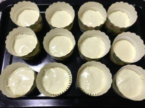 将搅打均匀的面糊倒入模具八分满即可，最后镇两下模具排出气泡，表面的气泡可以用牙签划一下。