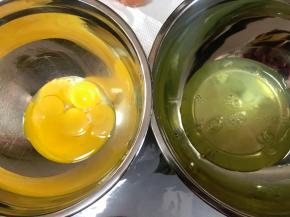 先说纸杯蛋糕的制作部分，首先将蛋黄蛋白分别放在不同的盆里