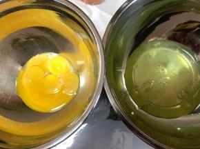 先说纸杯蛋糕的制作部分，首先将蛋黄蛋白分别放在不同的盆里