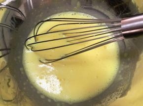 然后再加入玉米油，继续用手动打蛋器搅打均匀