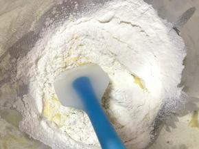 接着加入过筛的低筋面粉和玉米粉