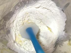 接着加入过筛的低筋面粉和玉米粉