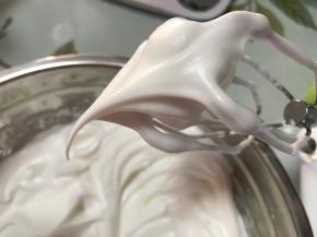 蛋白分三次放入白砂糖，用电动打蛋器低速搅打至硬性发泡（提起打蛋器呈小尖角）
