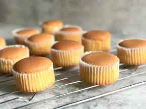 烤箱110度提前预热好先烤25分钟，再转150度烤15分钟，出锅将小蛋糕晾网晾凉即可。