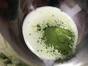 冰箱冷藏的奶油，以及白糖、抹茶粉都倒进打蛋盆中，用电动打蛋器低速打至拉出几个小尖椒，就是9分发这种程度适合做裱花