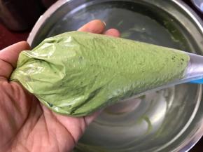 将打发好的奶油装入裱花袋，裱花嘴自己选一个喜欢的花型就行。