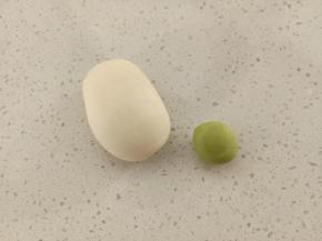 材料混合揉成超级无敌光滑的面团，分出15克左右的面团揉入青汁粉