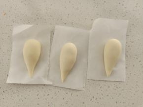 白色面团揪出2克备用，剩余的平均分成3份，分别搓成水滴状