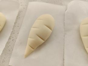 用刀背在面团上压几个印子，使萝卜更加逼真一些