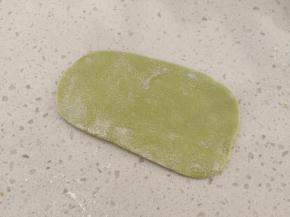 绿色面团擀薄片