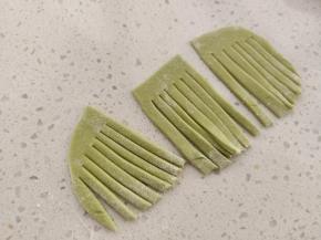 分成3份，分别如图所示切好