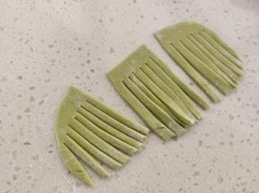 分成3份，分别如图所示切好