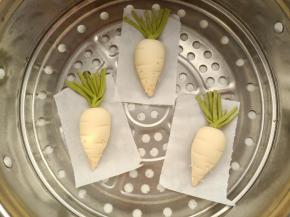 放温暖处发酵至1.5倍大，水开后上蒸锅，蒸10分钟，关火闷2分钟