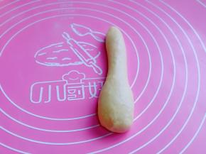 取一块松弛好的面团，搓成上面细，下面粗的形状，如图。