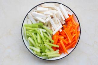 胡萝卜去皮洗净切条，杏鲍菇洗净切细长条，芹菜切断，蒜切末。