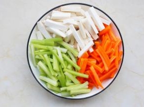 胡萝卜去皮洗净切条，杏鲍菇洗净切细长条，芹菜切断，蒜切末。