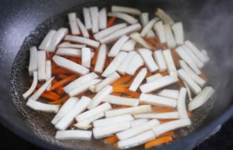 锅中加水烧开，放入杏鲍菇、胡萝卜煮2分钟。