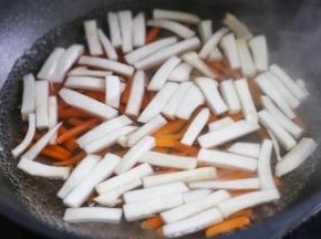 锅中加水烧开，放入杏鲍菇、胡萝卜煮2分钟。