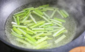 芹菜煮30秒，捞出过凉沥干。