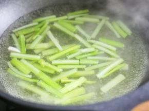 芹菜煮30秒，捞出过凉沥干。