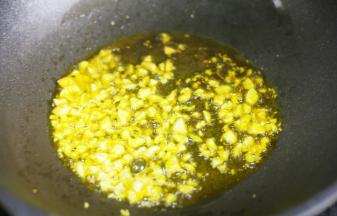 热锅热油加蒜末爆香。