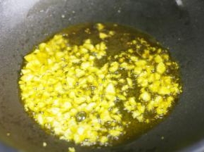 热锅热油加蒜末爆香。