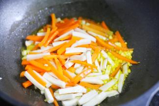 加入胡萝卜，杏鲍菇炒3分钟。