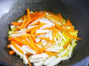 加入胡萝卜，杏鲍菇炒3分钟。