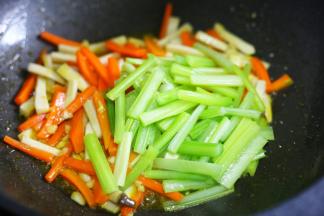 加西芹炒30秒。