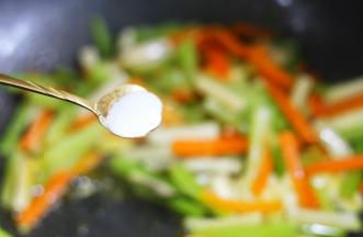 加一勺盐炒匀即可。