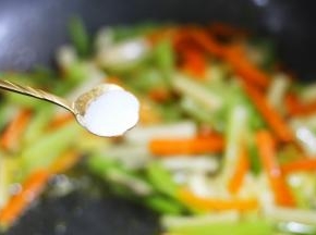 加一勺盐炒匀即可。