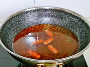 首先锅里加入纯净水，再加入豆瓣酱，香肠，大火烧开。