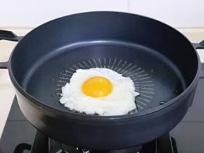 利用这时间，煎荷包蛋，煎熟盛出备用。