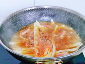 待水烧开后，下入刀削面。