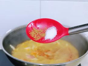 按个人口味加入盐，十三香，将面煮熟。